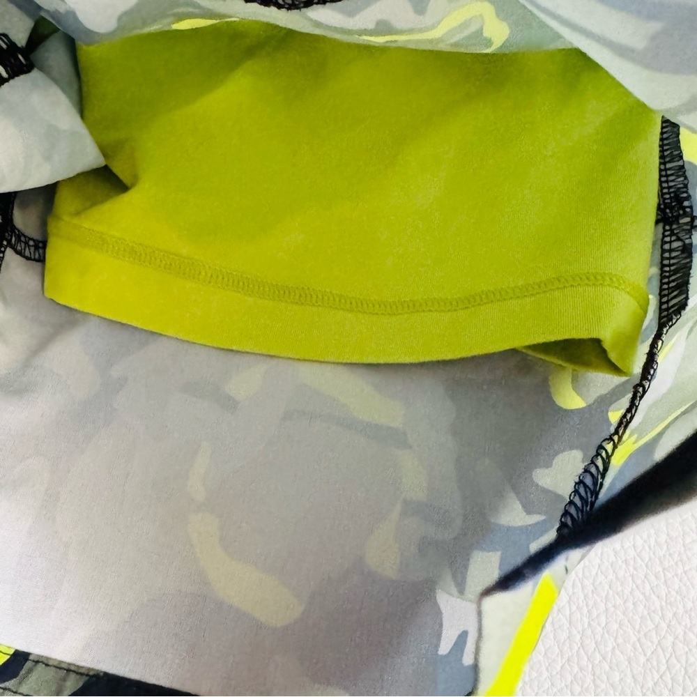 Fabletics FL2 men shorts with liner in Camo print and neon details - size Small - Picture 7 of 7